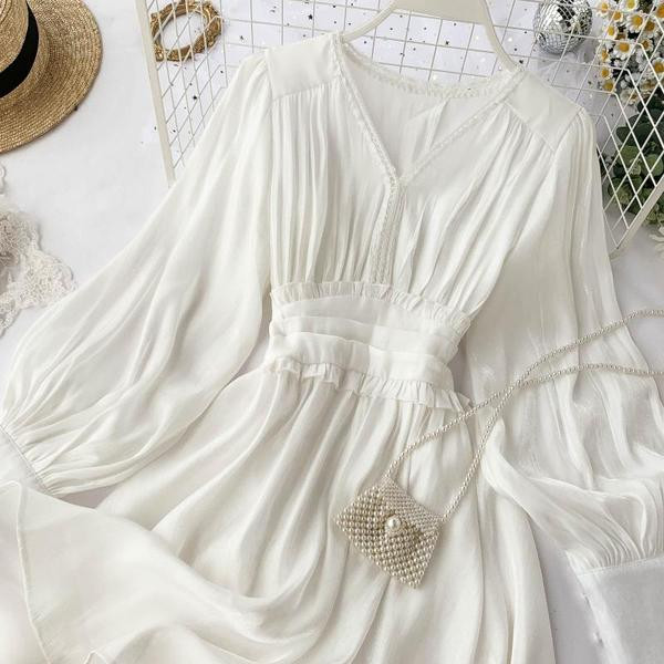 Κομψό γυναικείο μακριμάνικο φόρεμα σε μαύρο και άσπρο χρώμα