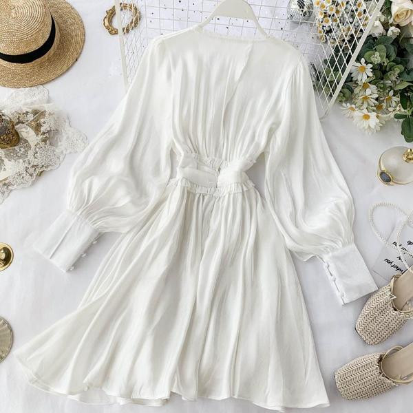 Κομψό γυναικείο μακριμάνικο φόρεμα σε μαύρο και άσπρο χρώμα