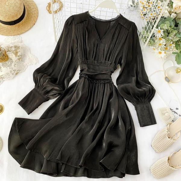 Κομψό γυναικείο μακριμάνικο φόρεμα σε μαύρο και άσπρο χρώμα