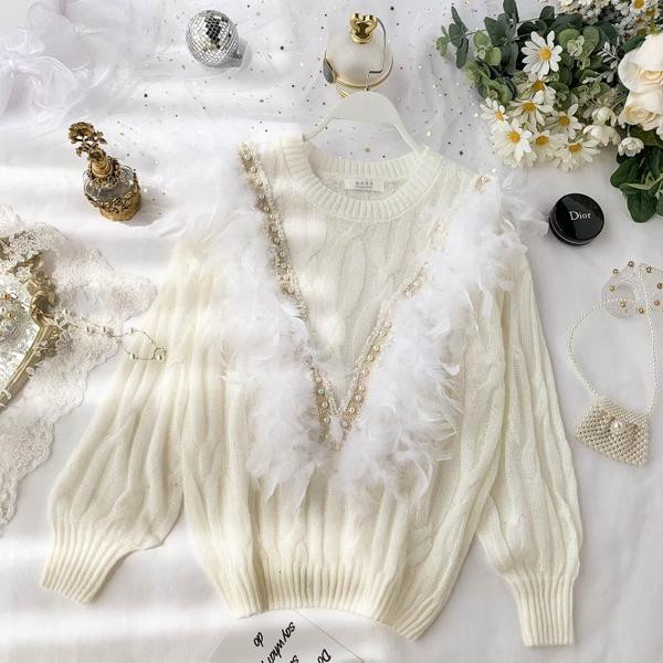 Νέο  μοντέλο μοντέρνο  γυναικείο  πουλόβερ σε λευκό χρώμα