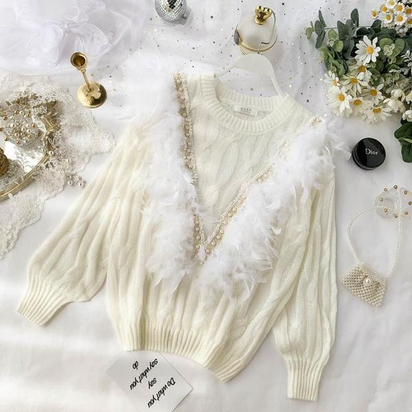 Νέο  μοντέλο μοντέρνο  γυναικείο  πουλόβερ σε λευκό χρώμα