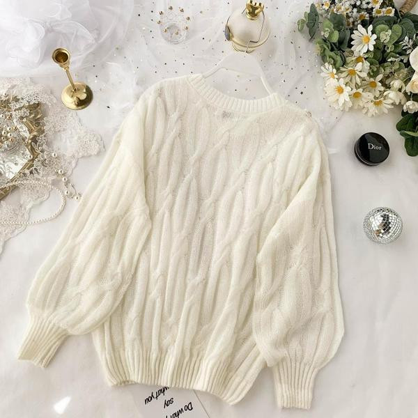 Νέο  μοντέλο μοντέρνο  γυναικείο  πουλόβερ σε λευκό χρώμα