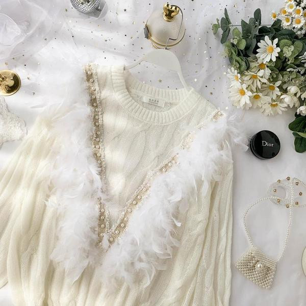 Νέο  μοντέλο μοντέρνο  γυναικείο  πουλόβερ σε λευκό χρώμα