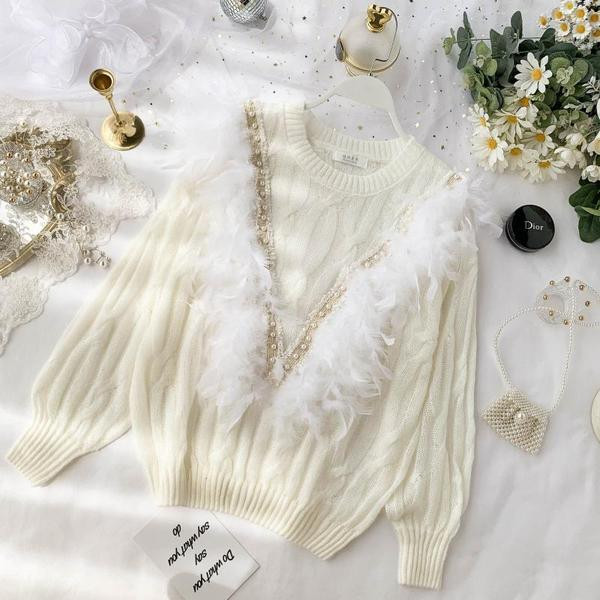 Νέο  μοντέλο μοντέρνο  γυναικείο  πουλόβερ σε λευκό χρώμα