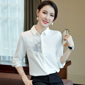 Modern női ing fehér színben, hosszú ujjal és hímzéssel