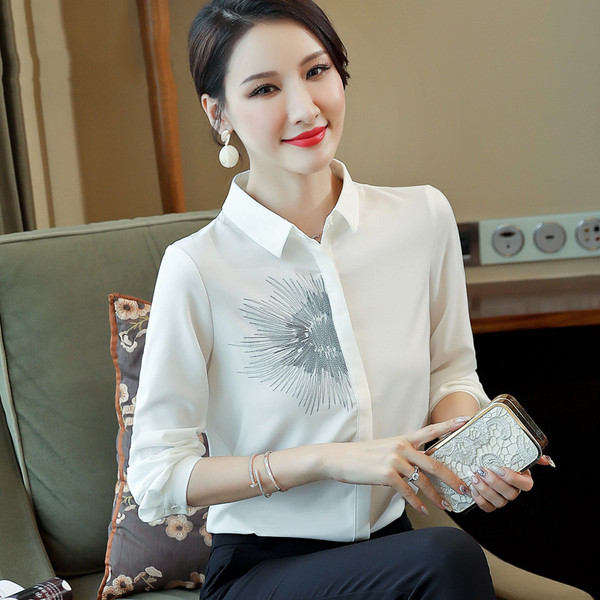 Modern női ing fehér színben, hosszú ujjal és hímzéssel