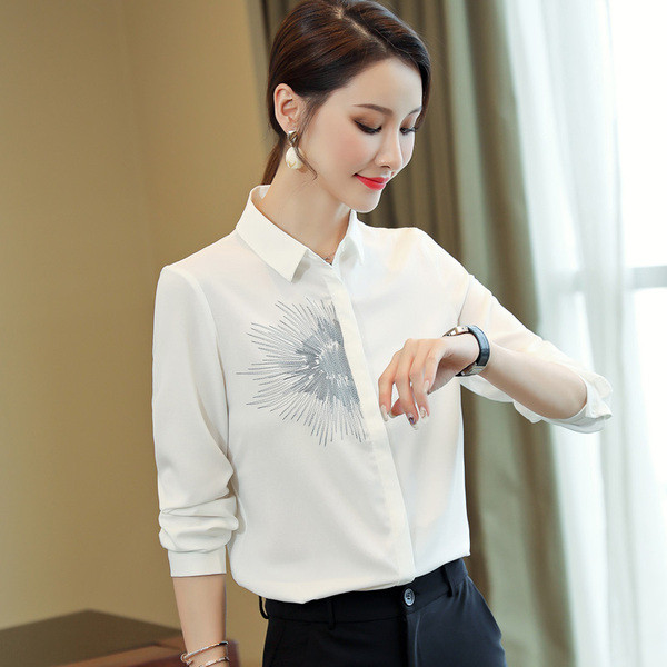 Modern női ing fehér színben, hosszú ujjal és hímzéssel