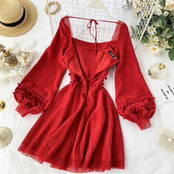 Modern női ruha hosszú ujjal, piros színben - szabású modell