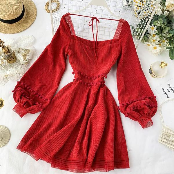 Modern női ruha hosszú ujjal, piros színben - szabású modell