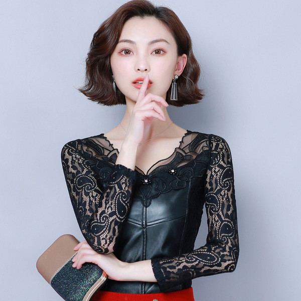 Κορυφαία γυναικεία μπλούζα σε μαύρο χρώμα με δαντέλα