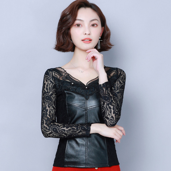 Κορυφαία γυναικεία μπλούζα σε μαύρο χρώμα με δαντέλα