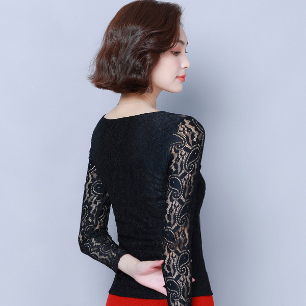 Κορυφαία γυναικεία μπλούζα σε μαύρο χρώμα με δαντέλα