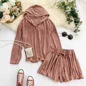 Sport-alkalmi női szett, mely egy kapucnis pulóvert és rövidnadrágot tartalmaz több színben