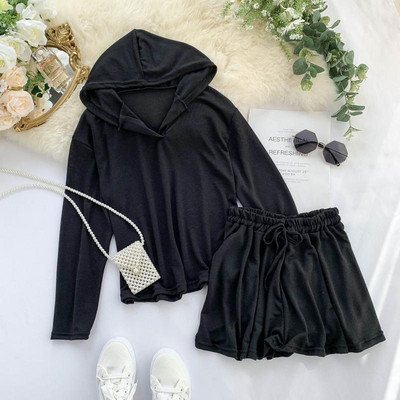 Sport-alkalmi női szett, mely egy kapucnis pulóvert és rövidnadrágot tartalmaz több színben