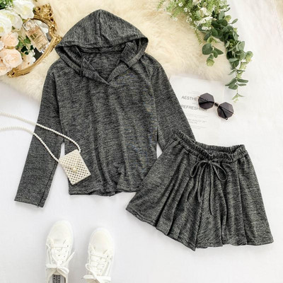Sport-alkalmi női szett, mely egy kapucnis pulóvert és rövidnadrágot tartalmaz több színben