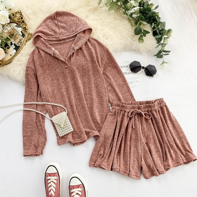 Sport-alkalmi női szett, mely egy kapucnis pulóvert és rövidnadrágot tartalmaz több színben