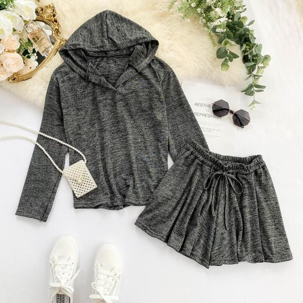 Sport-alkalmi női szett, mely egy kapucnis pulóvert és rövidnadrágot tartalmaz több színben