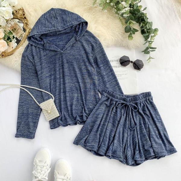 Sport-alkalmi női szett, mely egy kapucnis pulóvert és rövidnadrágot tartalmaz több színben