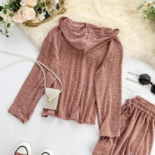 Sport-alkalmi női szett, mely egy kapucnis pulóvert és rövidnadrágot tartalmaz több színben