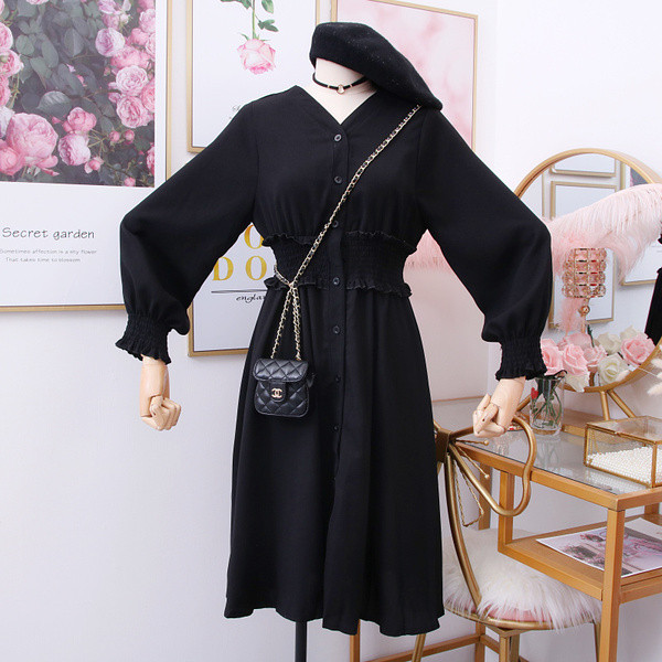 Модерна дамска рокля с дълъг ръкав и копчета - разкроен модел