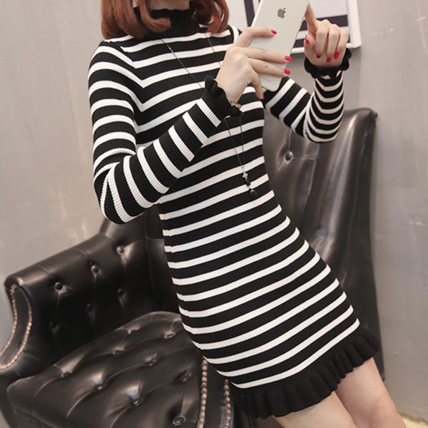 Дамска раирана рокля с дълъг ръкав в черно-бял цвят 