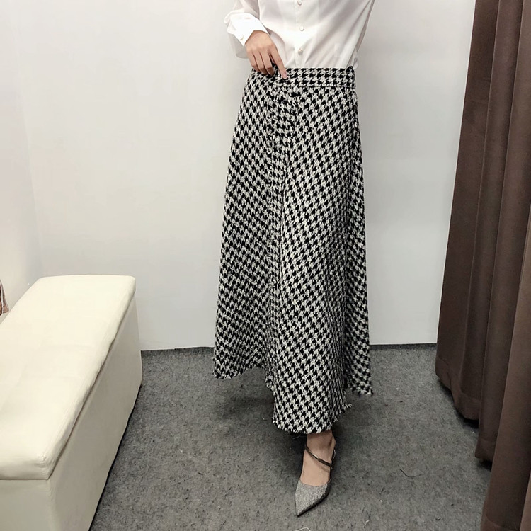 Дълга карирана пола с висока талия и цепка - разкроен модел