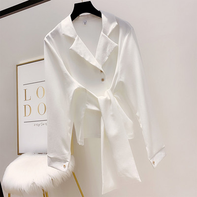 Стилна дамска риза с класическа яка в черен и бял цвят