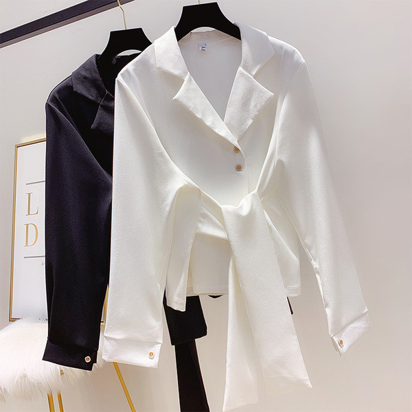 Стилна дамска риза с класическа яка в черен и бял цвят