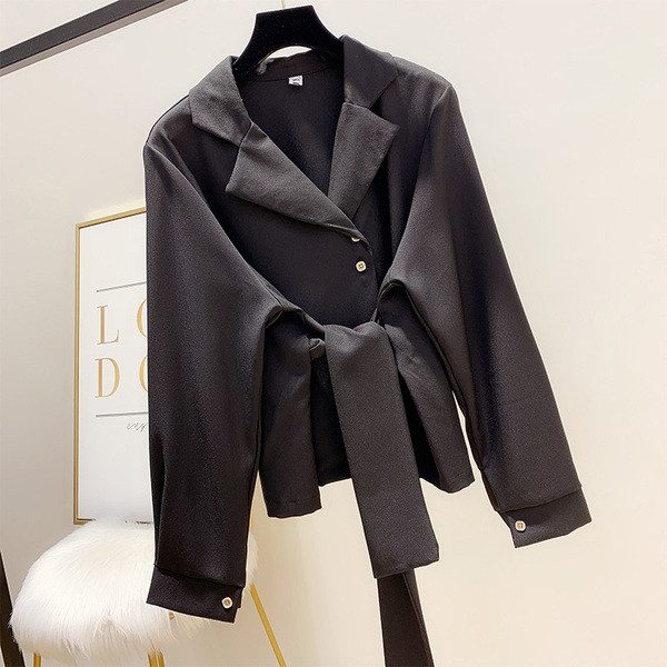 Стилна дамска риза с класическа яка в черен и бял цвят