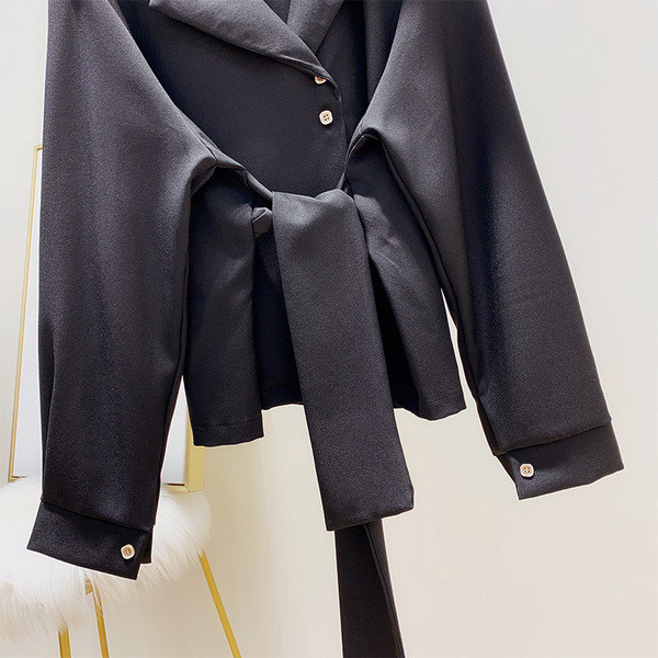 Стилна дамска риза с класическа яка в черен и бял цвят