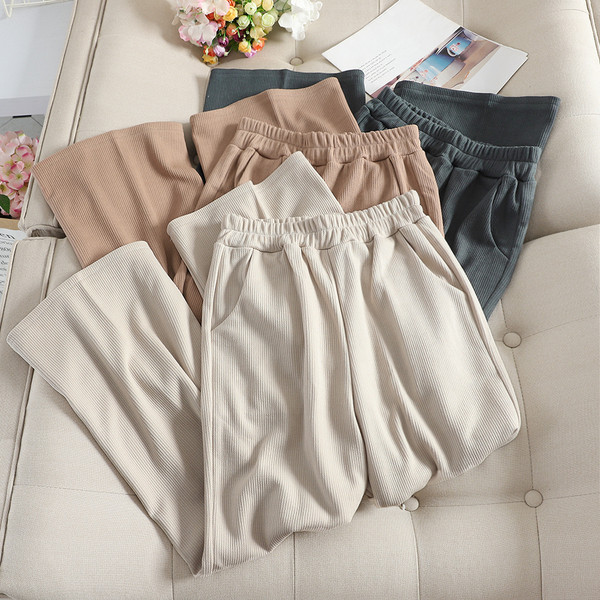 Ежедневен дамски панталон широк модел с еластична талия и джобове в няколко цвята