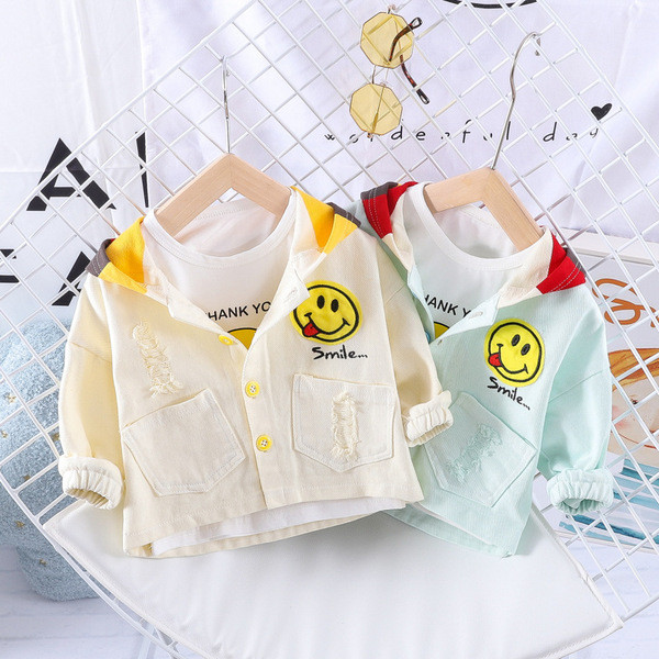 Модерно детско яке за момчета с раирана качулка и разкъсани мотиви