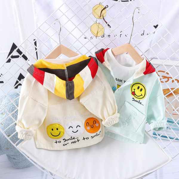 Модерно детско яке за момчета с раирана качулка и разкъсани мотиви