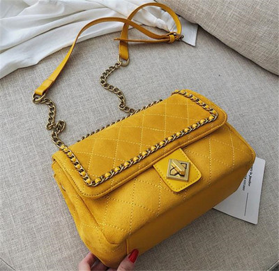 Дамска чанта в три цвята с метално закопчаване