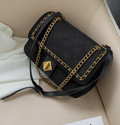 Дамска чанта в три цвята с метално закопчаване