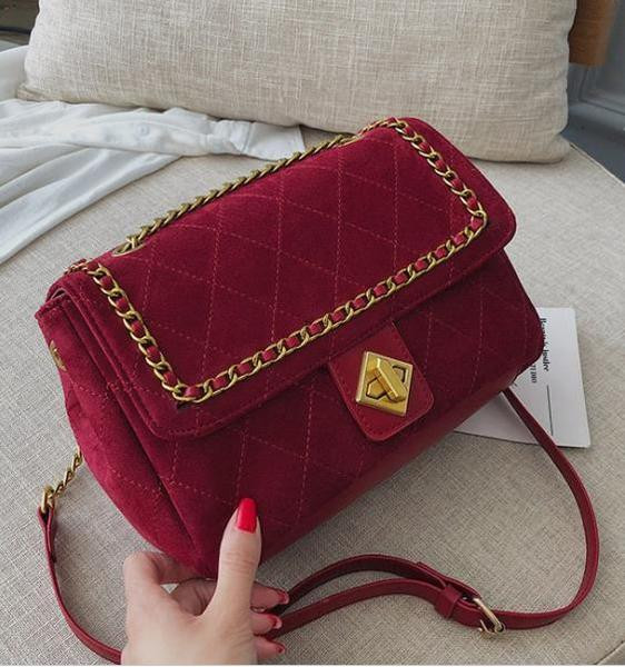 Дамска чанта в три цвята с метално закопчаване