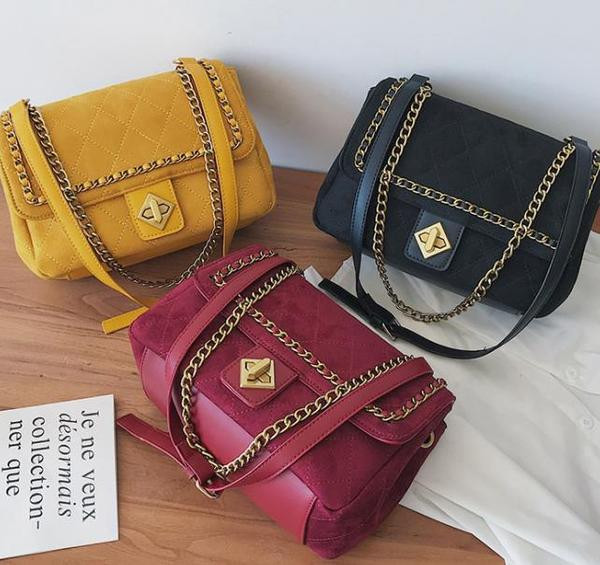 Дамска чанта в три цвята с метално закопчаване