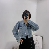 Късо дамско дънково яке в син цвят с копчета и дълъг ръкав