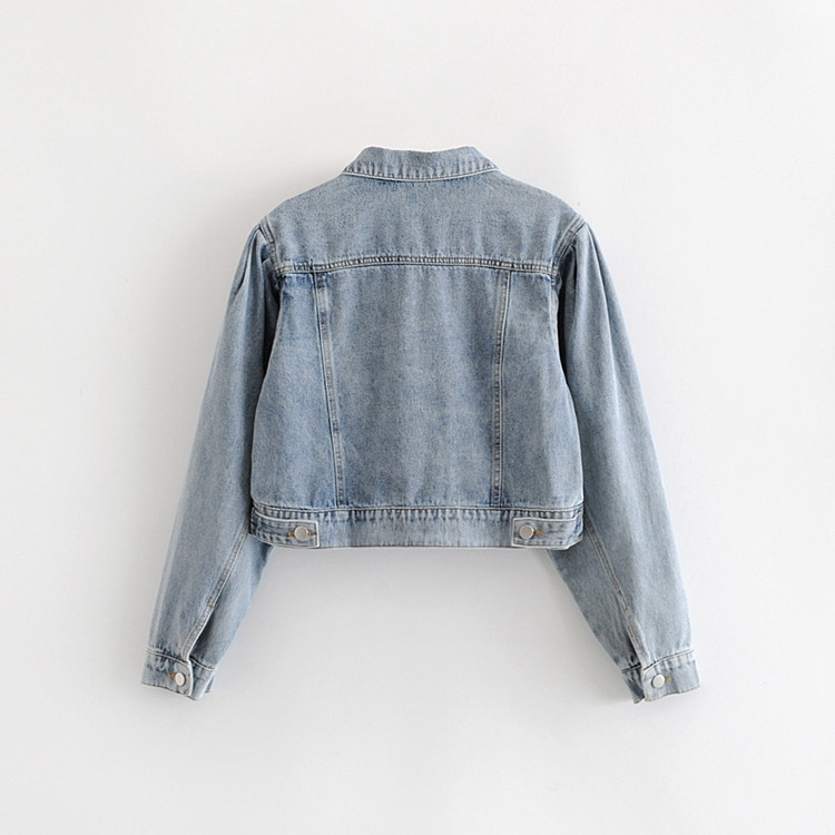 Късо дамско дънково яке в син цвят с копчета и дълъг ръкав