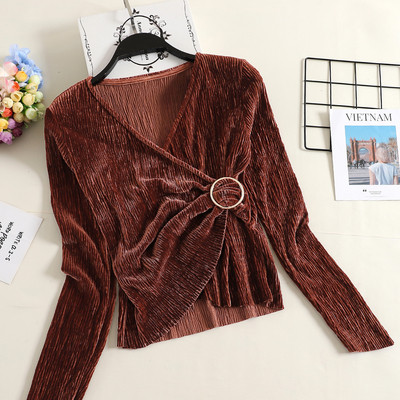 Модерна дамска блуза с шпиц деколте и метален елемент в няколко цвята