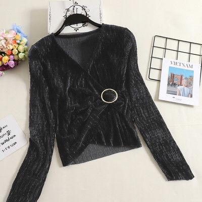 Модерна дамска блуза с шпиц деколте и метален елемент в няколко цвята