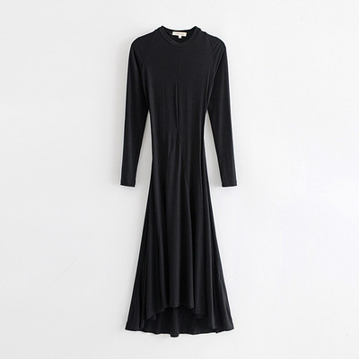 Дълга дамска рокля в черен цвят с дълъг ръкав - разкроен модел