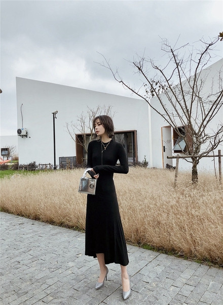 Дълга дамска рокля в черен цвят с дълъг ръкав - разкроен модел