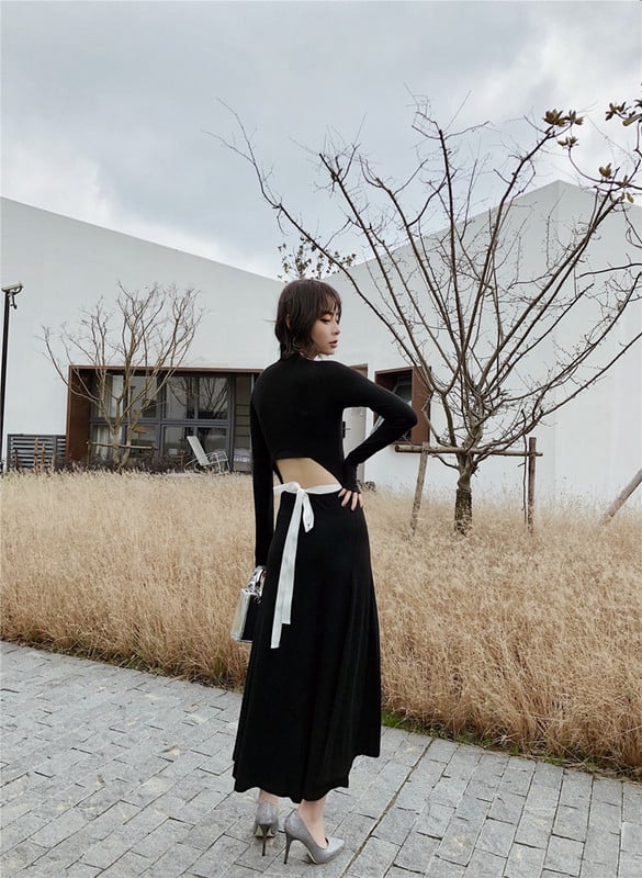 Дълга дамска рокля в черен цвят с дълъг ръкав - разкроен модел