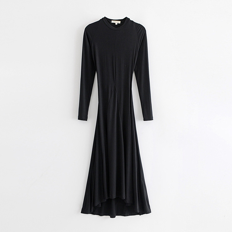 Дълга дамска рокля в черен цвят с дълъг ръкав - разкроен модел