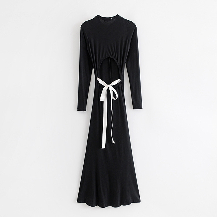 Дълга дамска рокля в черен цвят с дълъг ръкав - разкроен модел