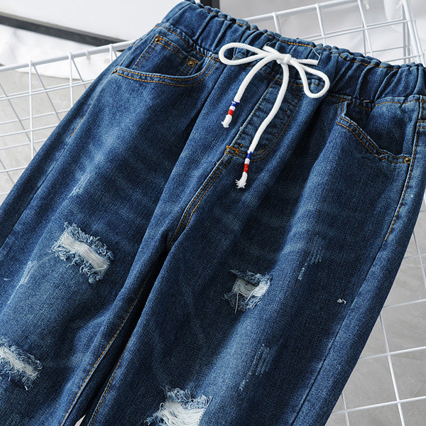 Ежедневни дамски дънки с разкъсани мотиви и връзки в син цвят 