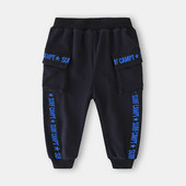 Модерен детски панталон с апликация и джобове в черен цвят