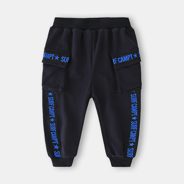 Модерен детски панталон с апликация и джобове в черен цвят