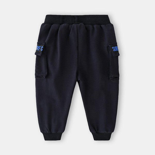 Модерен детски панталон с апликация и джобове в черен цвят